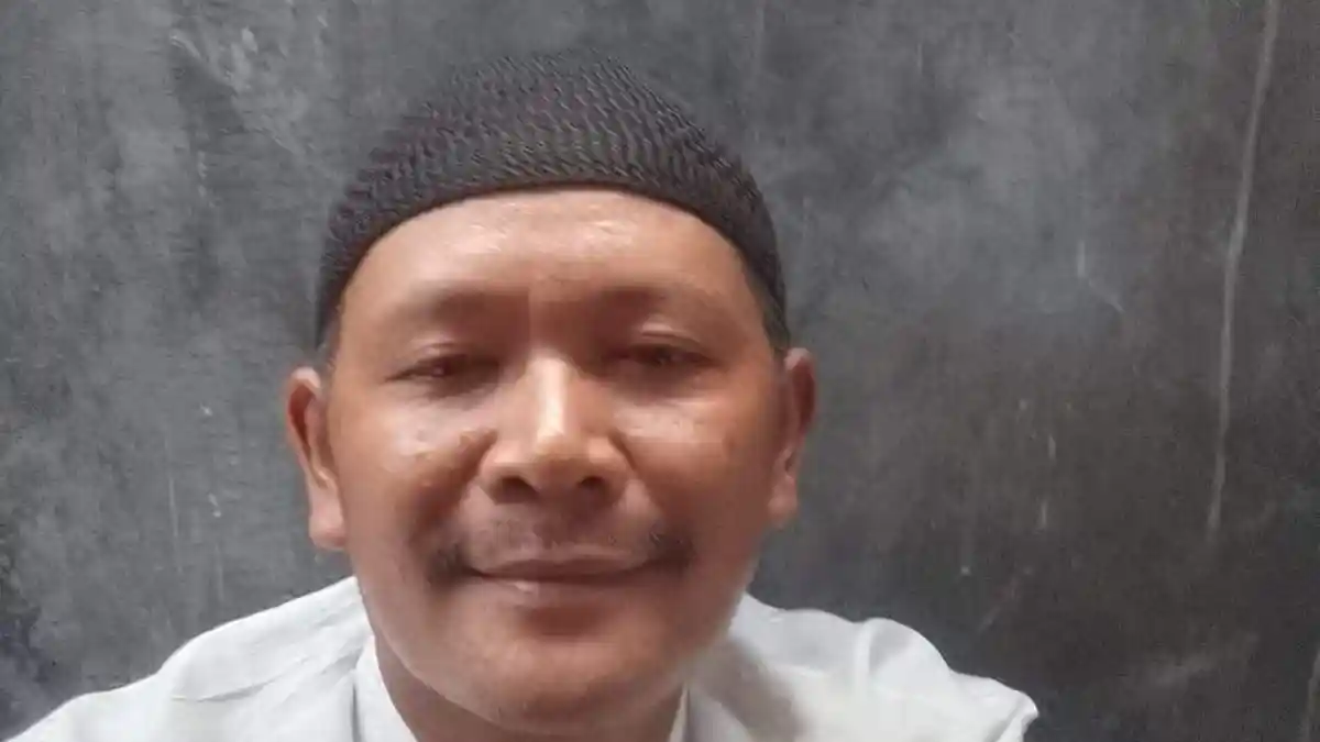 Syamsul, Penjaga RT di Tengah Genangan Banjir