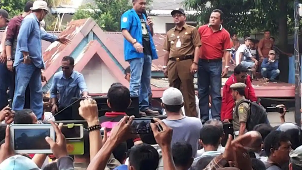 Saking Kesalnya dengan PLN, Wako Tanjungpinang Ikut Unjuk Rasa