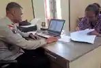 Pelapor-saat-melaporkan-kasus-dugaan-penggelapan-di-SPKT-Polres-Timor-Tengah-Utara.jpg