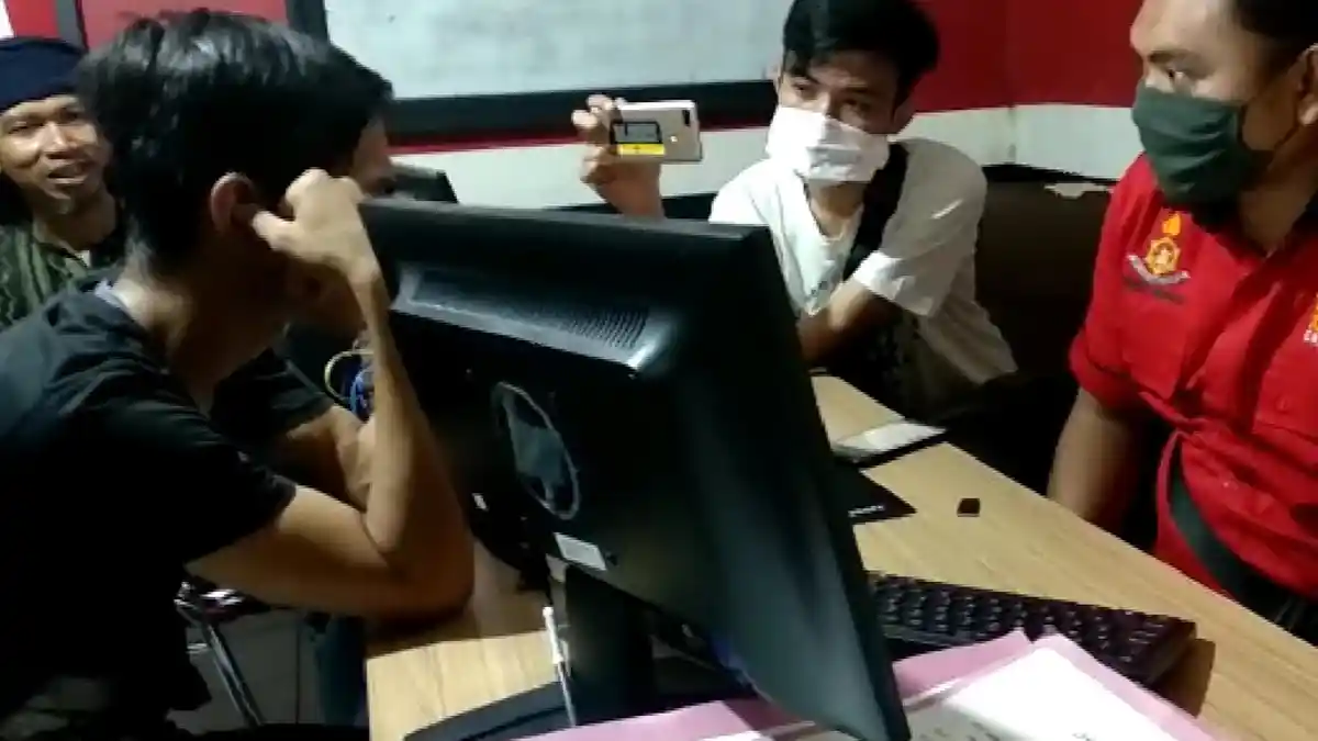Tabrak Gerobak Siomay, Pemuda Ini Kabur, Satu Warga yang Menghadang Ikut Nemplok di Kap Mesin