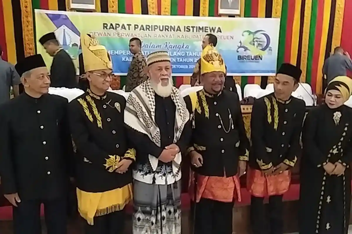 Bupati dan Anggota DPRK Bireuen Pakai Baju Adat Aceh, Ikut Rapat Paripurna HUT ke-20 Bireuen
