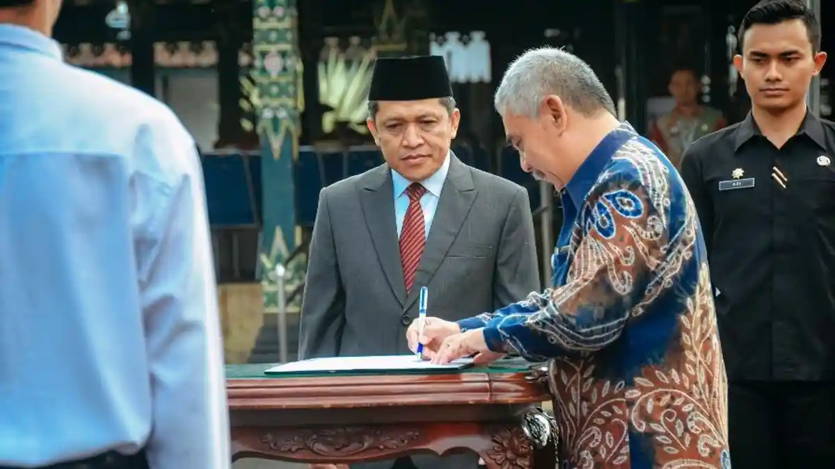 Lebih Cepat dari Daerah Lain, Bupati Wonosobo Lantik 306 PPPK dan Serahkan 61 SK CPNS