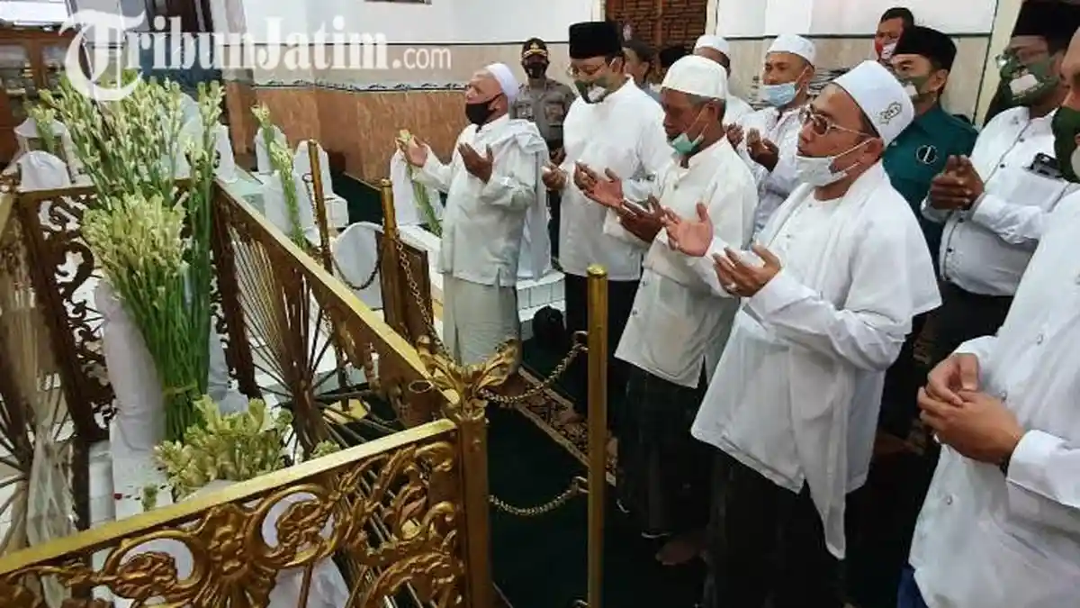 Ziarah ke Makam Kiai Abdul Hamid dan Beri Santunan Anak Yatim