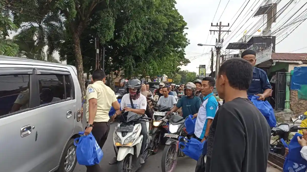 Berbagi di Bulan Ramadan, UT Medan Bagikan 450 Paket Takjil ke Pengguna Jalan - Berbagi-di-Bulan-Ramadan-UT-Medan-Bagikan-450-Paket-Takjil-ke-Pengguna-Jalan-3.jpg