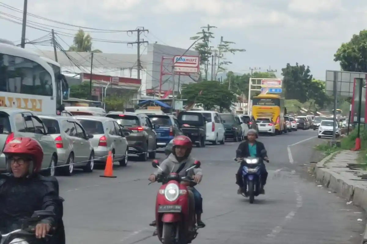 Pantauan Lalu Lintas Jalur Selatan Probolinggo-Lumajang, Kepadatan Mulai Terlihat pada H+1 Lebaran