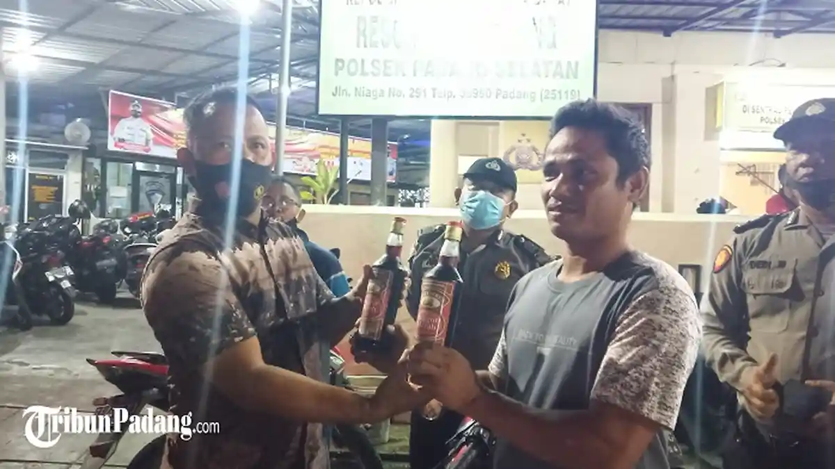 Disetop Polisi karena Tak Pakai Helm, Pemotor di Padang Malah Kedapatan Bawa 2 Botol Miras