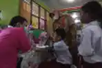 suntik-vaksinasi-covid-19-siswa-baru-sdn-periuk-1-tangerang_20220726_121857.jpg