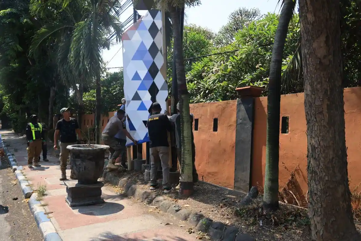 Tim Terpadu Kota Probolinggo Tertibkan APK-APS Langgar Ketentuan