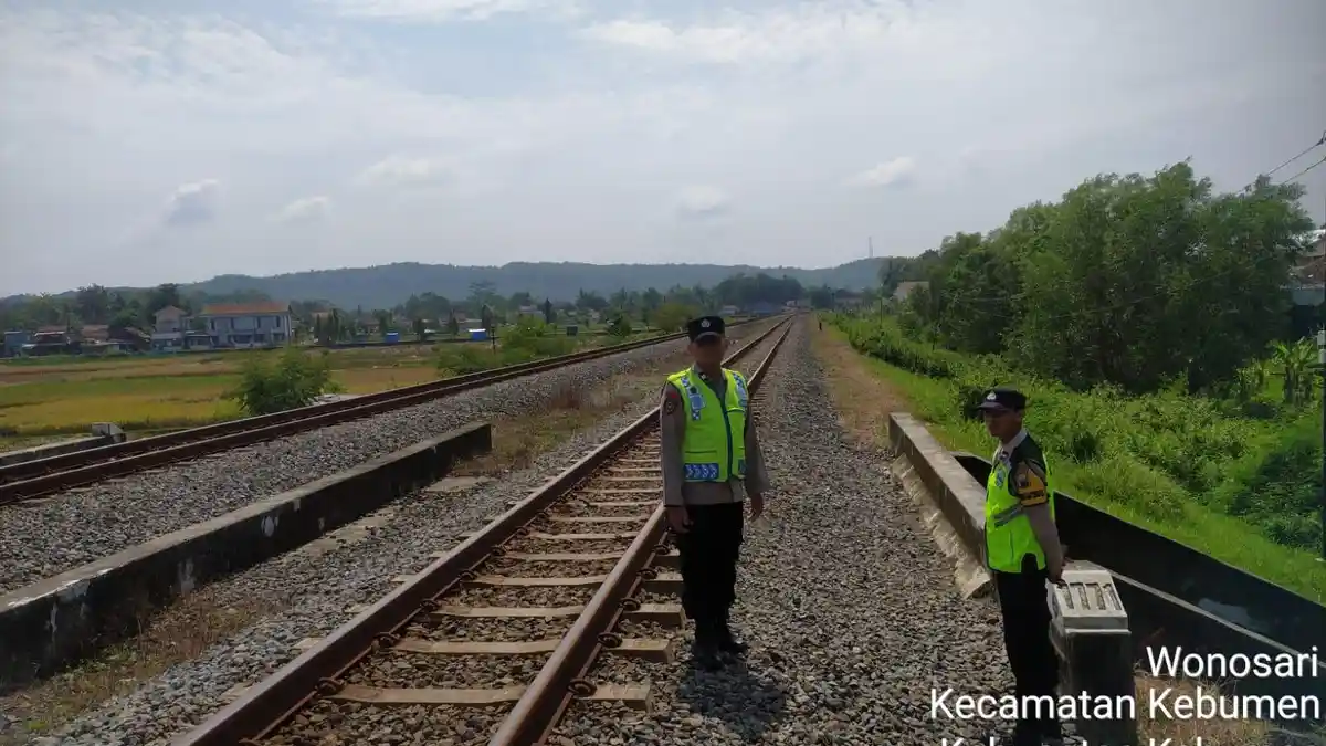 Pria di Kebumen Terpental hingga Terluka Usai Terhempas Angin Kereta Api