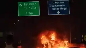 mobil-terbakar-di-jalan-tol.jpg