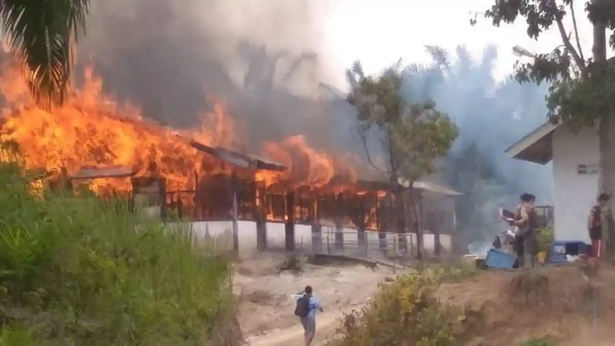 Rumah Lama 'Long House'  Sebagiannya  Dihuni Karyawan PT Lonsum di Muratara Ludes Terbakar