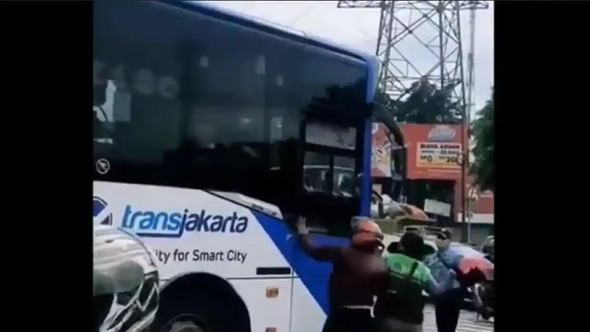 VIRAL Bus Transjakarta Dirusak Sejumlah Pengendara Motor di Perempatan PGC