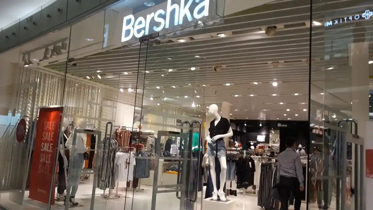 Bershka di Senayan City Tawarkan Diskon Pakaian Hingga 50 Persen