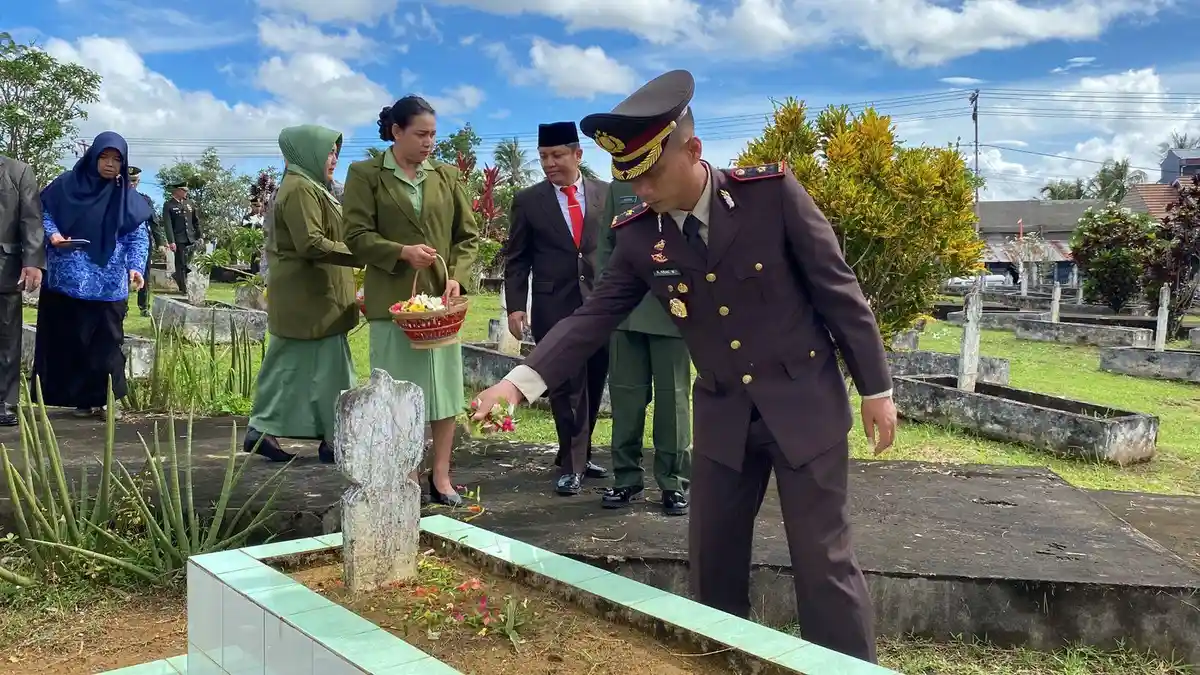 Memperingati Hari Pahlawan ke-77, Personel Gabungan Gelar Upacara dan Ziarah di TMP Bambu Runcing
