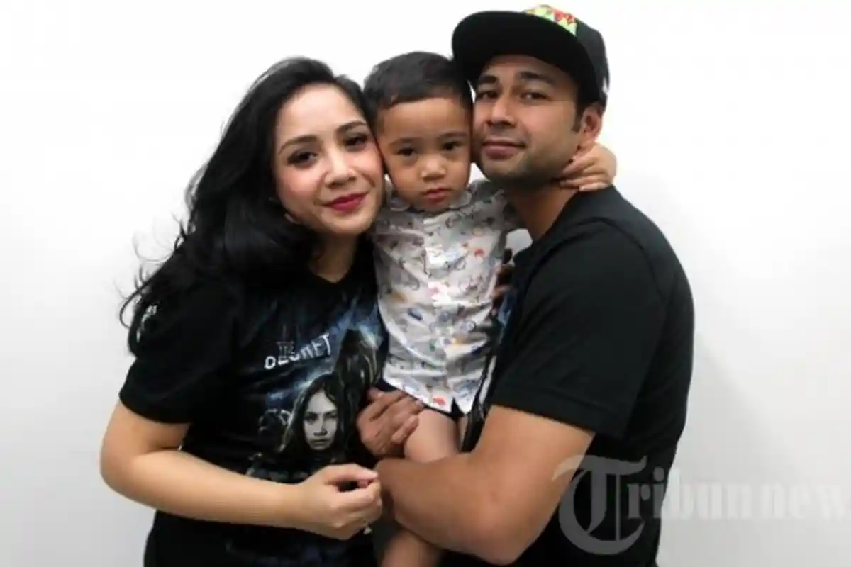 Kaca Mobilnya Retak Diduga Dilempari Orang, Nagita dan Rafathar Ketakutan di Dalam Mobil