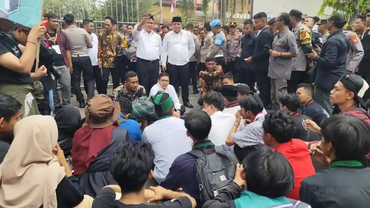 Momen Pimpinan Sementara DPRD Kota Cilegon Temui Mahasiswa yang Demo di Hari Pelantikan Dewan Baru