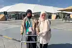 2026-04-28-Petugas-layanan-Lansia-dan-Disabilitas-memapah-jamaah-haji-Indonesia.jpg