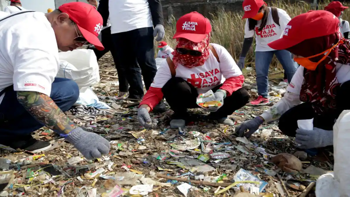 Karyawan Sampoerna Bersihkan Putung Rokok dalam rangka World Clean Up Day 2019