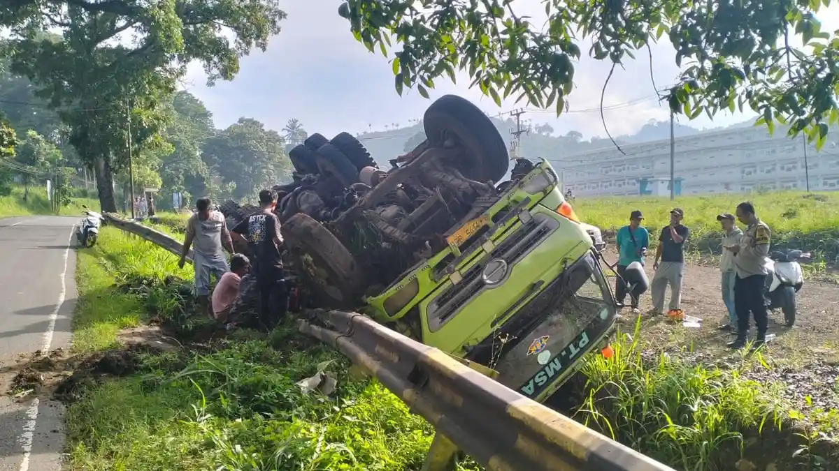 Kecelakaan di Sukabumi, Truk Batu Bara Terguling hingga Terbalik di Pinggir Jalan, Sopir Terluka