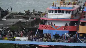 aktivitas-penumpang-di-pelabuhan-manado-terjadi-peningkatan8.jpg