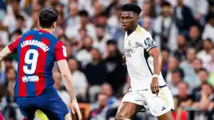 aurelien-tchouameni-saat-dihadang-robert-lewandowski-pada-laga-real-madrid-vs-barcelona.jpg