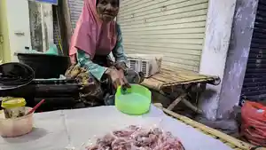 Mbah-Suriyeh-yang-sudah-renta-menyampaikan-cerita-hidupnya-selama-berjualan-di-trotoar.jpg