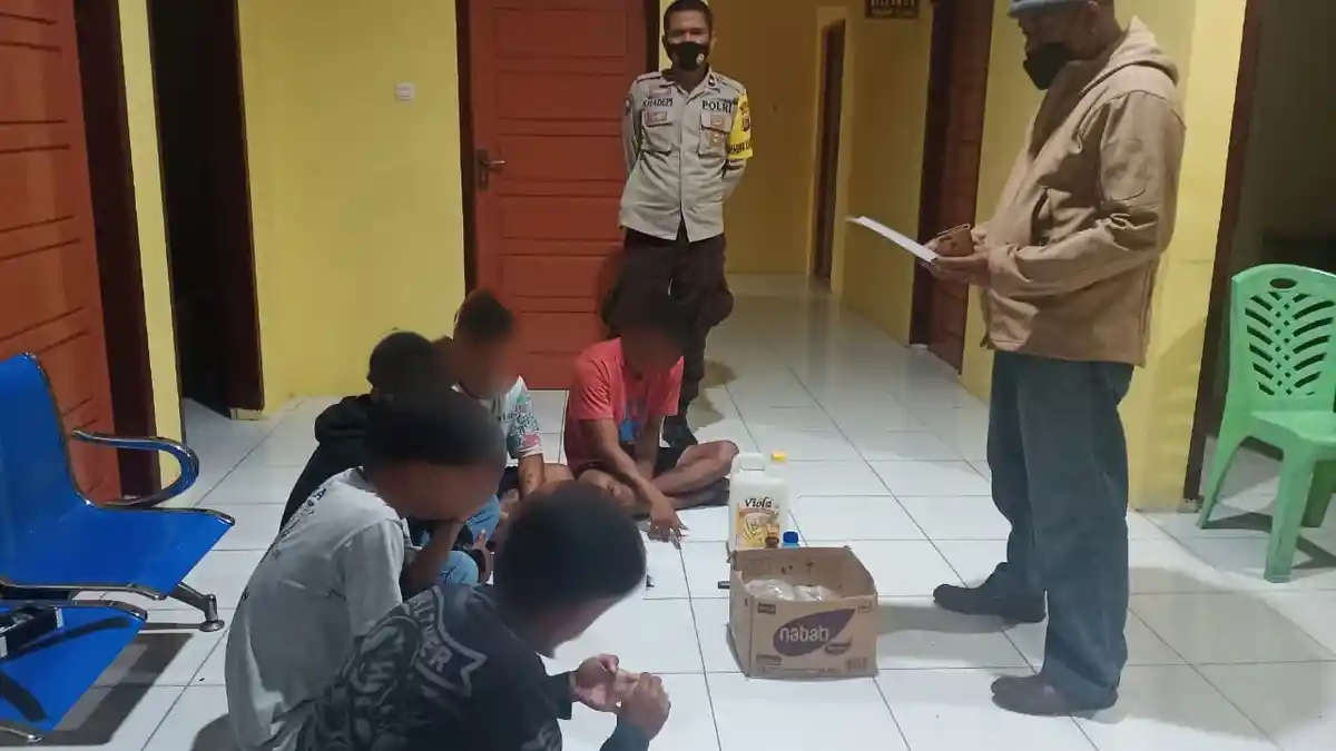 Polisi Amankan Lima Pemuda Pesta Miras di Banggai, Rumah IRT Ikut Digeledah