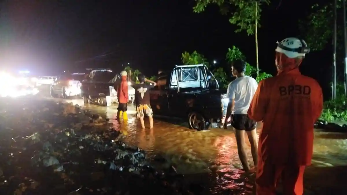 Hujan Deras hingga Tengah Malam, Longsor Terjang Wado Sumedang, Seorang Pria Tewas Tersambar Petir