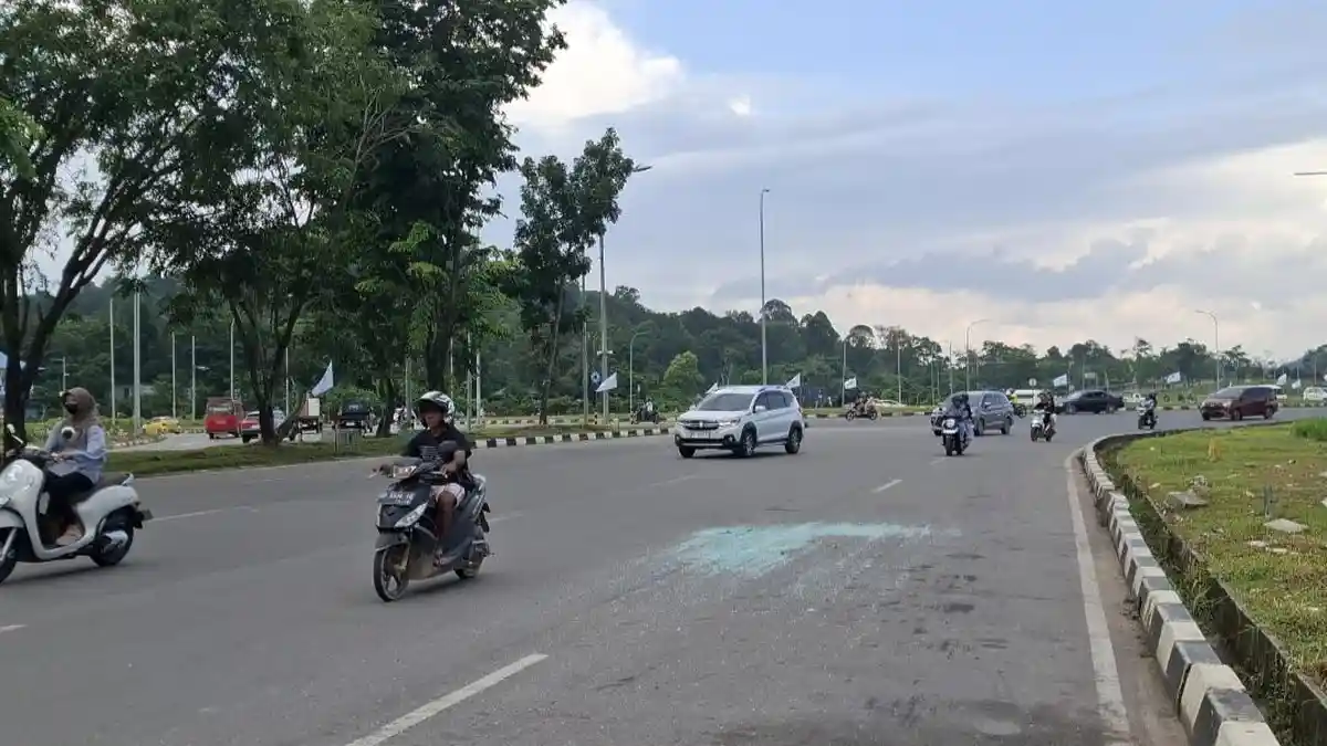 Banting Setir Saat Senggol Motor, Mobil Bimbar Malah Tabrak Kontainer di Simpang Basecamp