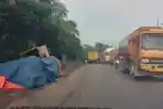Truk-pengangkut-susu-yang-terguling-di-Jalintim-Palembang-Betung.jpg