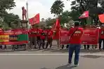 aksi-unjuk-rasa-buruh-memperingati-Hari-Buruh-Internasional-di-Alun-alun-Kota-Madiun.jpg
