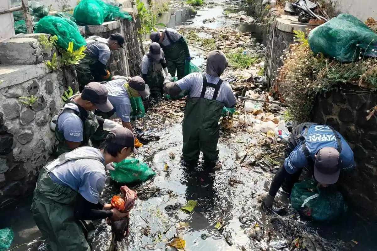 Aksi Bersih-bersih di Sungai Karangrejo Banyuwangi Kumpulkan 1 Ton Sampah