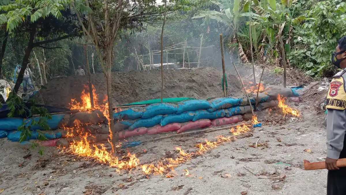Sisir Kawasan Gunung Botak, Polisi Musnahkan 25 Bak Rendaman Emas Ilegal