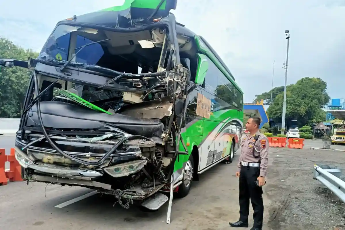 Bus Siswa SMK YPE Sawunggalih Kutoarjo Tabrak Truk di Tol Tembalang