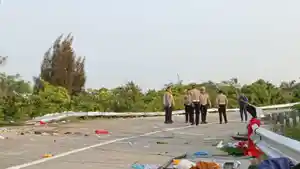 Polisi-cek-lokasi-kecelakaan-maut-di-Tol-Cipali-Km-72.jpg