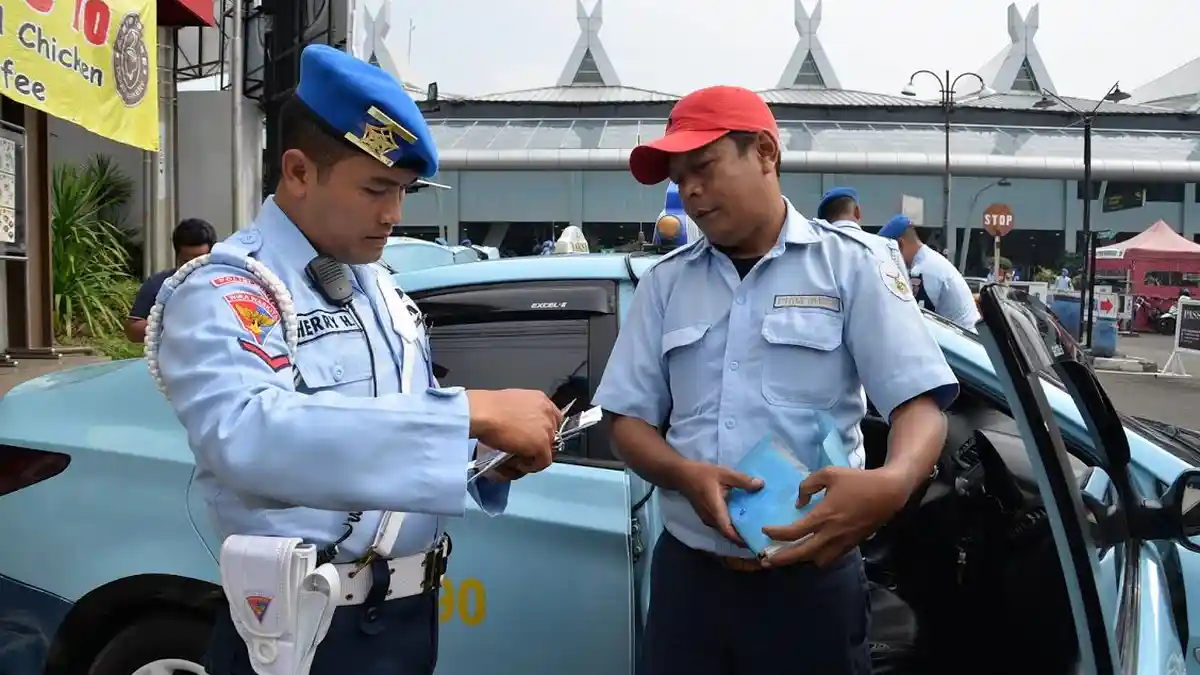 Satpomau Lanud Husein Sastranegara Tertibkan Taksi Bandara