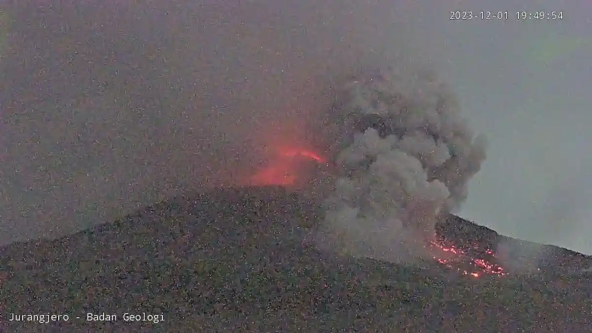 Gunung Merapi Muntahkan Awan Panas Sejauh 2 KM, Boyolali dan Magelang Disiram Hujan Abu