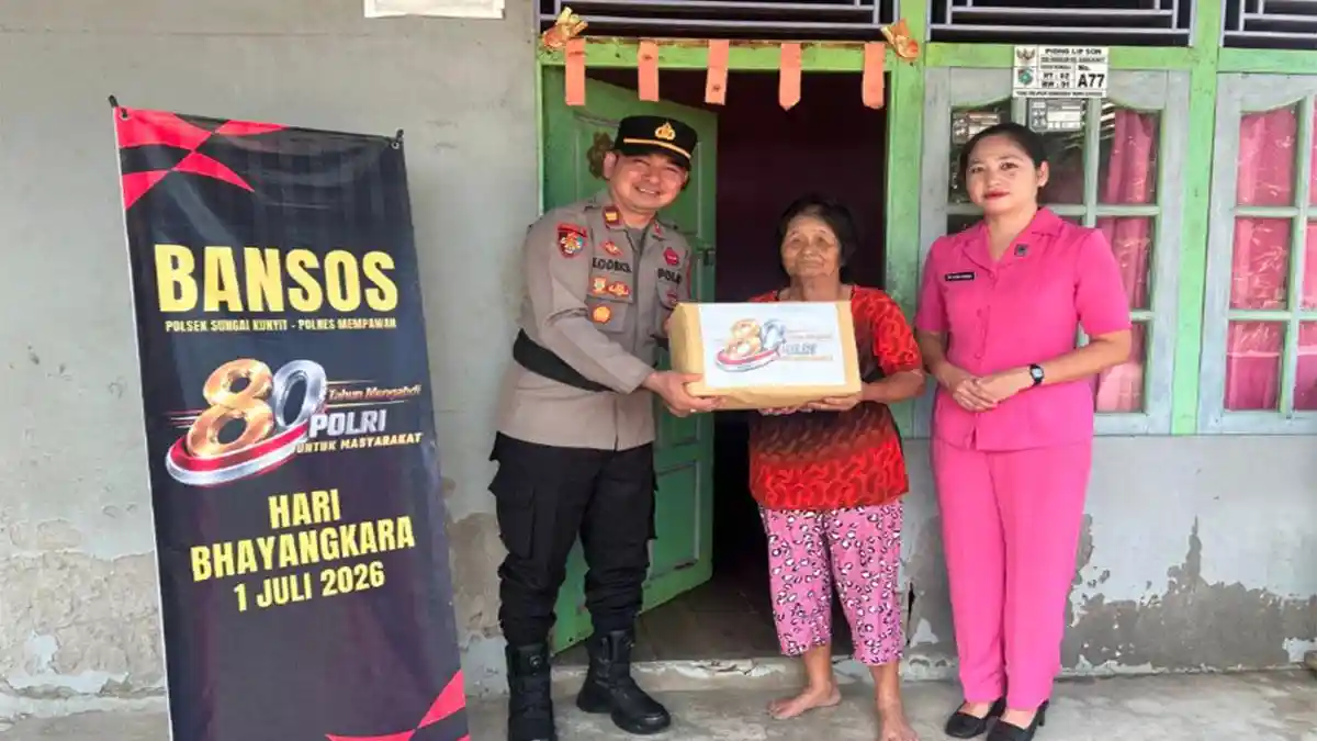 Door to Door, Polsek Sungai Kunyit Salurkan Bantuan Sembako pada HUT Bhayangkara ke-80 - Tribunpontianak.co.id