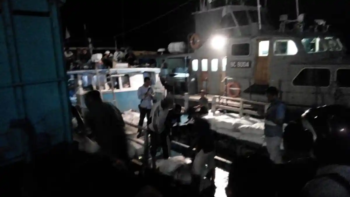 Kapal Karam Angkut Pakaian Rombengan Bawa Rezeki untuk Warga Nebe
