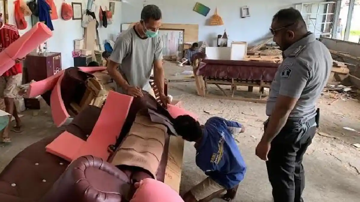 Warga Binaan Lapas Atambua Hasilkan Sofa Berkualitas