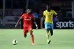 Syahrizal Giring Bola Dibayangi Pemain Gresik United