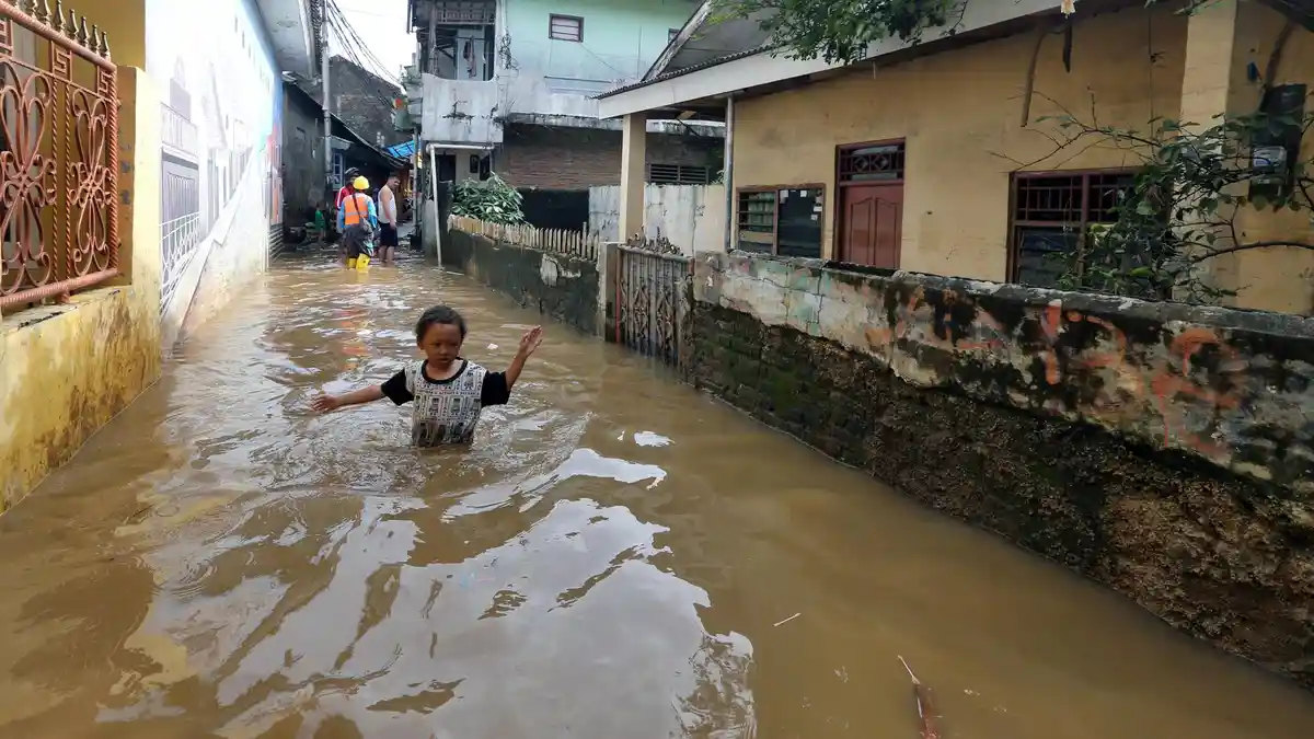 Kampung Melayu Jakarta Terendam Banjir 3 Hari, Warga Mulai Gatal-gatal