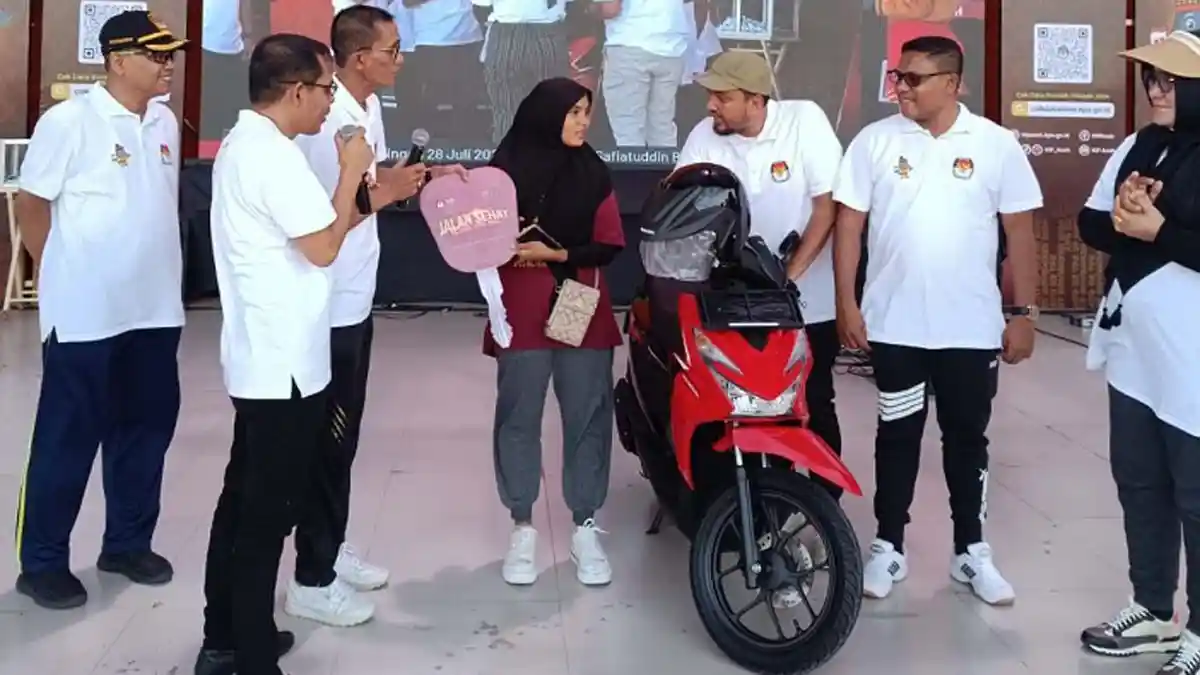 Santri Raih Sepeda Motor, Tangis Sang Ibu Pecah di Jalan Sehat Pilkada Aceh