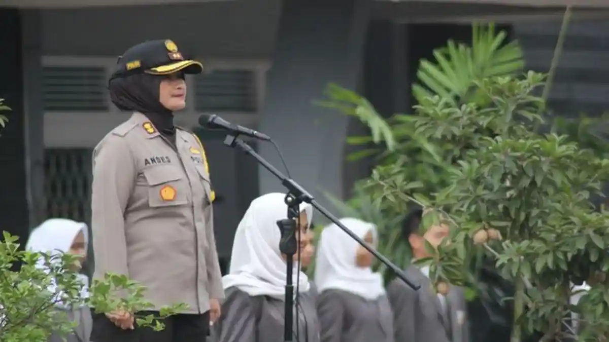 Waka Polrestabes Palembang Pimpin Apel Bendera di SMAN 1 Palembang, Sosialisasikan E-Tilang