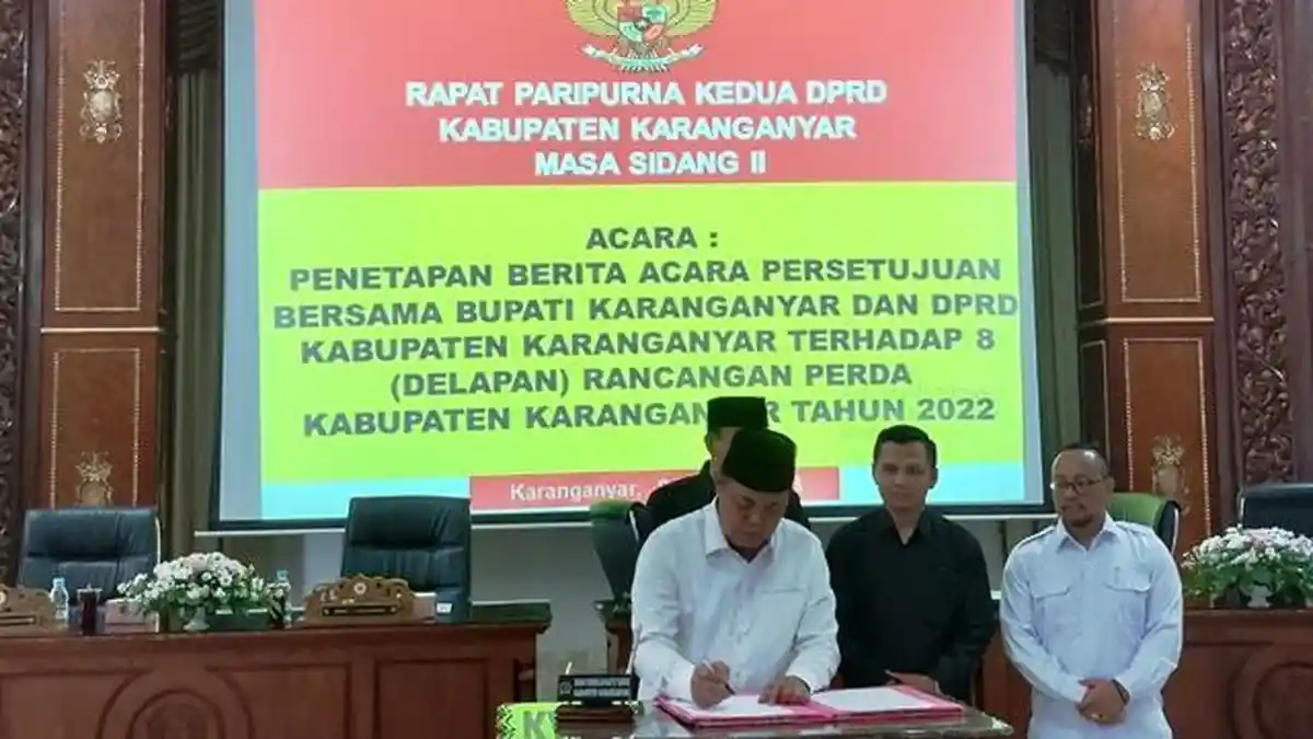 Bupati Karanganyar dan Pimpinan Dewan Tandatangani Berita Acara Persetujuan 8 Raperda