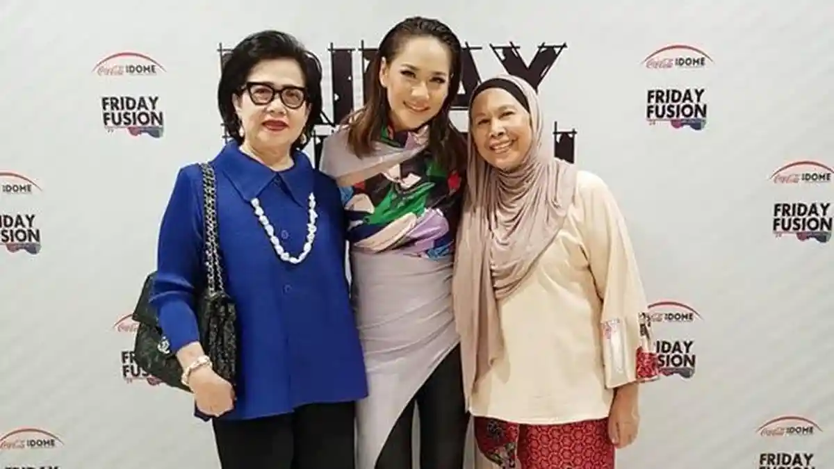 Sekilas Sosok Emmy Muchlis, Ibunda BCL yang Punya Profesi Tak Sembarangan!