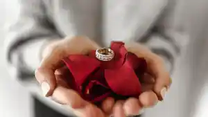 6-Arti-Mimpi-Dikasih-Cincin-Hubungan-Asmara-Memasuki-Babak-Baru.jpg