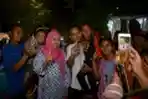 Khofifah Sapa Pedagang dan Pengunjung Pasar Malam