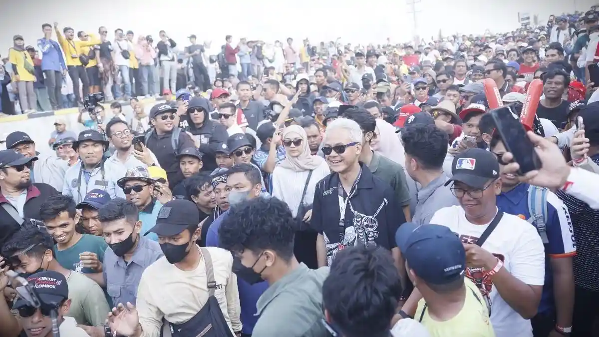 Duduk di Tribun Ekonomi, Ganjar Sedot Perhatian Ribuan Penonton MotoGP 2023 di Mandalika