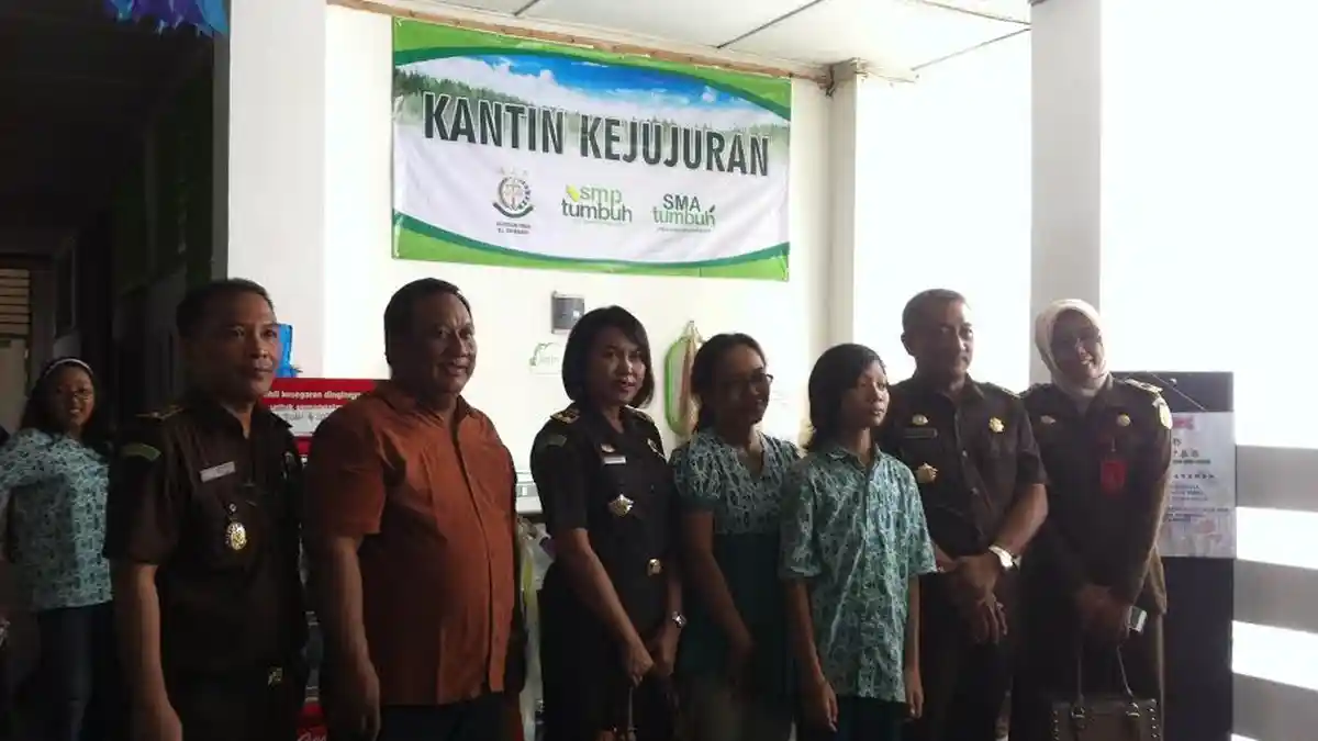 Tumbuh High School Resmikan Kantin Kejujuran